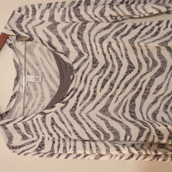 USED ALFANI SLEEPWEAR SHIRT ZEBRA PRINT SIZE MEDIUM - Picture 3 of 7